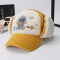 Détail d'une chapka pour enfant avec écussons astronaute et cache-oreilles thermiques - Enfants (3-8 Ans) / Robot Jaune