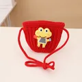 Detail of red knit kids crossbody bag featuring a cute yellow cartoon frog patch - 2-7 Years / Red Bag
