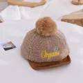 Λεπτομέρεια βρεφικού καπέλου fleece με κέντημα Organic και χνουδωτό πον-πον - 1-4 Ετών / Χακί
