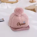Détail d'une casquette rose pour bébé avec texture pelucheuse, pompon et broderie Organic - 1-4 Ans / Rose