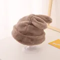 Dettaglio del cappello invernale marrone in peluche con pelliccia sintetica e lunghe orecchie - Bambini (3-7 Anni) / caffè