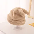 Dettaglio del cappello invernale in peluche beige per bambini con orecchie di coniglio - Bambini (3-7 Anni) / Cachi
