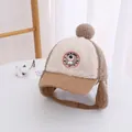 Dettaglio del cappello invernale da bimbo con paraorecchie, velluto a coste e pompon morbidi - Neonato / Kaki