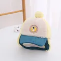 Dettaglio del berretto invernale bimbi con pompon giallo e trama in velluto a coste - Neonato / Blu