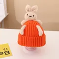 Kinder Strickmütze in Orange mit süßem weißem Plüschhasen und weicher Rippstrick-Struktur - Baby (2-7 Jahre) / Beanie / Orange