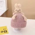 Rosa Strickmütze für Kleinkinder mit süßer beiger Plüschhasenpuppe und Umschlag - Baby (2-7 Jahre) / Beanie / Rosa