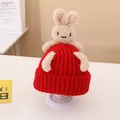 Rote gestrickte Babymütze mit süßer beiger Plüsch-Hasenpuppe im minimalistischen Stil - Baby (2-7 Jahre) / Beanie / Rot