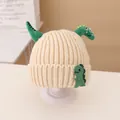 Kids knitted beanie in beige with 3D green dinosaur spikes and cute dinosaur patch - Beanie / Beige