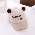 Detail der Baby-Frosch-Kappe mit 3D-Ohren und gesticktem Smiley-Gesicht-Design - Kinder (3-8 Jahre) / Beige