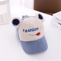 Detail der Frosch-Kinderkappe aus blauem Kord und weißem Fleece mit Stickerei - Kinder (3-8 Jahre) / Himmelblau