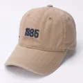 Khaki katoenen baseballpet voor kinderen met 1985 borduurwerk en gebogen klep - Beige