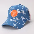 Dettaglio cappellino blu per neonati in cotone con graffiti e toppa in silicone arancione - Bambini (circa 3-10 anni) / Blu