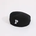 Détail du béret noir pour enfants en coton avec broderie blanche de la lettre P - Enfant / Noir