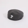 Détail d'un béret gris foncé pour enfant avec broderie lettre P blanche sur coton - Enfant / Gris