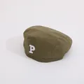 Detail der armygrünen Kinder-Baskenmütze mit weiß gesticktem P-Buchstaben-Motiv - Kinder / Grasgrün