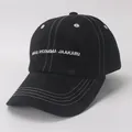 Nahaufnahme der schwarzen Baumwoll-Baseballkappe mit weißen Kontrastnähten und Stickerei - Kinder (2-8 Jahre alt) / Schwarz-HELLO Stickerei Stil