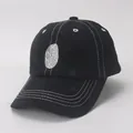 Detalle de una gorra de béisbol negra para niños con costuras blancas en contraste - Niños (2-8 años) / Negro-Estilo Parche KINDNESS