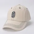 Detalle de la gorra crema con costuras negras en contraste y bordado KINDNESS frontal - Niños (2-8 años) / Beige-Estilo Parche KINDNESS