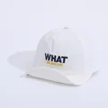 Détail de la casquette blanche pour enfants avec bord souple et broderie WHAT ON HOLIDAY - Bébé (environ 1-3 ans) / Blanc