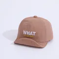 Détail de la casquette bébé caramel avec broderie blanche WHAT ON HOLIDAY et bord souple - Bébé (environ 1-3 ans) / Kaki