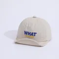 Vue détaillée du tissu blanc doux et de la broderie de lettres colorées sur ce chapeau bébé - Bébé (environ 1-3 ans) / Beige