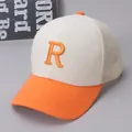 Detalle de gorra infantil con malla transpirable y letra R bordada en relieve 3D - Niños (aprox. 3-8 años) / Letra R Naranja