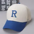 Detalle de la letra R bordada en gorra de malla infantil con visera azul marino - Niños (aprox. 3-8 años) / Letra R Azul Real