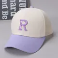 Detalle de gorra de rejilla infantil con bordado R y visera violeta de alta calidad - Niños (aprox. 3-8 años) / Letra R Morado