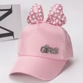 Détail d'une casquette rose pour fille avec nœud à paillettes et lettrage GIRLS en strass - Enfants (environ 3-8 ans) / Rose