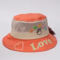 Detalle de sombrero de sol naranja para niños con malla transpirable y bordado de Love - Naranja