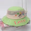 Dettaglio cappello alla pescatora verde per bambini con ricamo Love e rete traspirante - Verde Erba