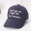 Dettaglio del ricamo bianco e delle cuciture rinforzate su un berretto da baseball blu - Bambini (circa 3-10 anni) / Blu navy