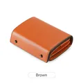 Compacte bruine trifold herenportemonnee van microvezelleer met stijlvolle metalen klinknagels - Bruin