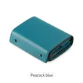 Herenportemonnee van microvezelleer in pauwenblauw met fijne textuur en klinknageldetails - Teal