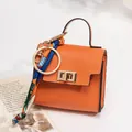 Mini bijou de sac en cuir litchi orange avec foulard en soie et finitions dorées - Orange