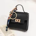 Mini porte-clés sac en cuir noir avec fermoir doré et accessoire de foulard coloré - Noir