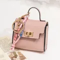 Mini pendentif sac à main en cuir rose clair avec texture litchi et décor de foulard - Rose