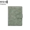 Étui passeport RFID vert-gris en cuir avec bouton pression et logo avion embossé - Vert