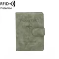 Porta passaporto RFID in ecopelle verde scuro con goffratura aereo e chiusura - Verde