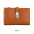 Portefeuille court marron pour femme avec texture grainée et boucle argentée chic - Marron