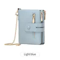Mini portafoglio azzurro in ecopelle con catena e trama effetto grana - Azzurro