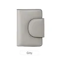 Portefeuille court gris minimaliste pour femme avec boucle incurvée et coutures fines - Gris