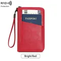 Porte-passeport RFID rouge vif avec texture cuir grainé, dragonne et plusieurs compartiments - Rouge