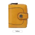 Portefeuille chic en cuir jaune avec motifs ajourés et fermeture à boucle sécurisée - Jaune