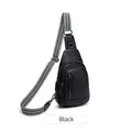 Bolso bandolera de cuero granulado negro con correa ancha de rayas vista frontal - Negro