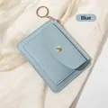 Petit portefeuille bleu clair en cuir grainé avec bouton pression doré et porte-clés - Bleu