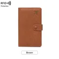 Portafoglio passaporto marrone con protezione RFID in pelle grana e bottone a pressione - Marrone