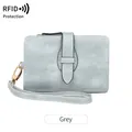 Portefeuille femme gris en cuir PU avec protection RFID, fermeture éclair et dragonne - Gris
