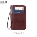 Portefeuille passeport RFID bordeaux en cuir grainé avec dragonne pour le voyage - Bordeaux