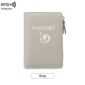 Protège-passeport gris RFID en cuir grainé avec fermeture éclair et icône de voyage - Gris clair